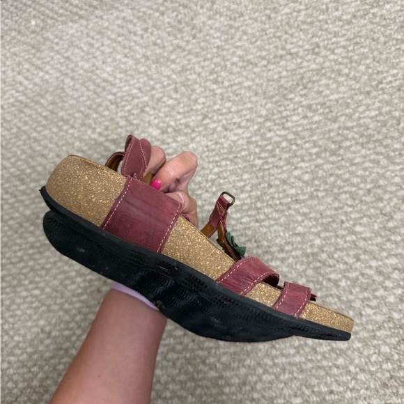 Taos Women’s red Leather Sandals Embellished With Flowers Size US 9-9.5 - Picture 10 of 10